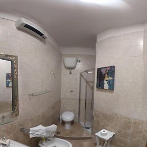 Camera tripla